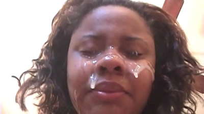 فتاة برازيلية سوداء تحصل على نائب الرئيس على وجهها بعد ممارسة الجنس الشرجي مع ديك كبيرة